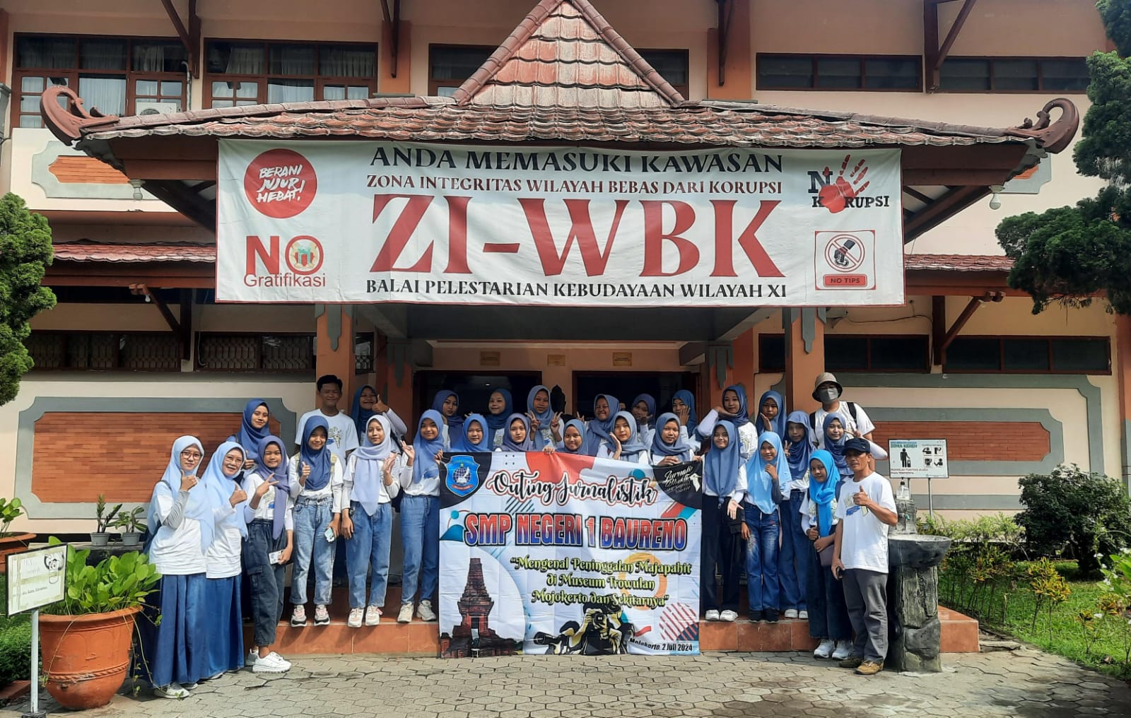 Jurnalis Bhakti SMP Negeri 1 Baureno Outing Jurnalistik di Mojokerto